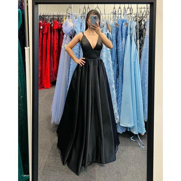 Q481 - QYN Valeria Black Gown