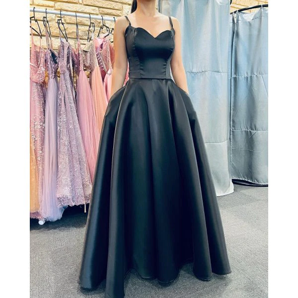 Q698 - QYN Itzayana Black Gown