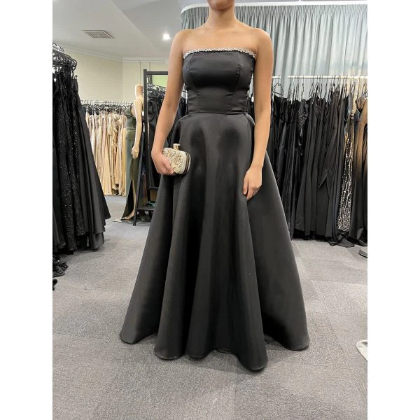 Q930 - QYN Nyomi Black Gown